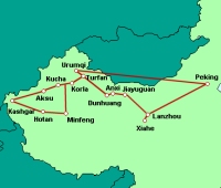 Bahnreise entlang Seidenstraße am Rand der Taklamakan-Wüste