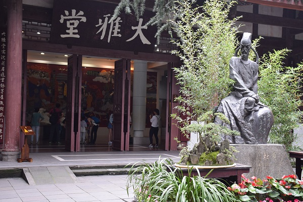 Statue von Du Fu vor der Halle Dayatang Statue von Du Fu vor der Halle Dayatang