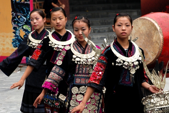 Miao-Mädchen im Minderheitendorf Dehang in Hunan Miao-Mädchen im Minderheitendorf Dehang in Hunan