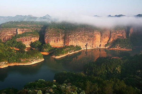 Jinhu-See mit Danxia-Landschaft im Taining Danxia Welt-Geopark Jinhu-See mit Danxia-Landschaft im Taining Danxia Welt-Geopark