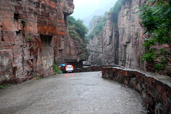 Tunnelstraße am Eingang des Guoliang-Dorfes Tunnelstraße am Eingang des Guoliang-Dorfes