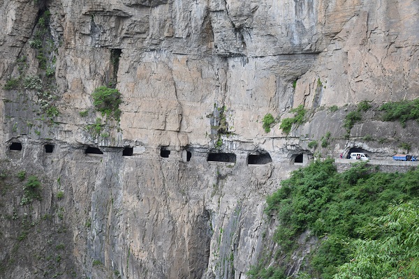 Kunshan-Tunnel mit Öffnungen an steilen Felswänden Kunshan-Tunnel mit Öffnungen an steilen Felswänden