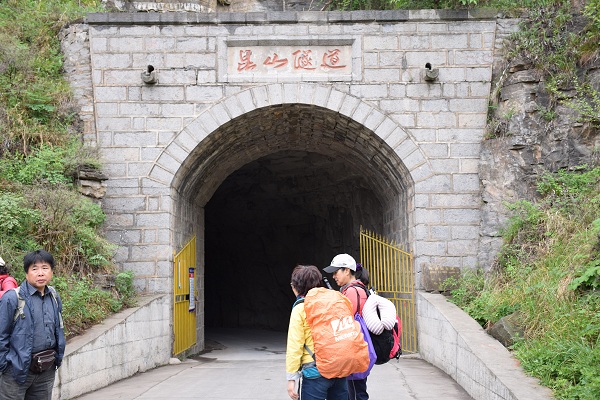 Westliches Ende der Kunshan-Tunnelstraße in Wangmangling Westliches Ende der Kunshan-Tunnelstraße in Wangmangling