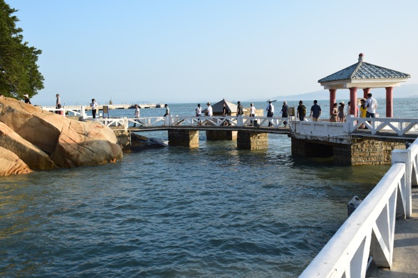 Zigzag-Brücke im Shuzhuang-Garten in Xiamen Zigzag-Brücke im Shuzhuang-Garten in Xiamen
