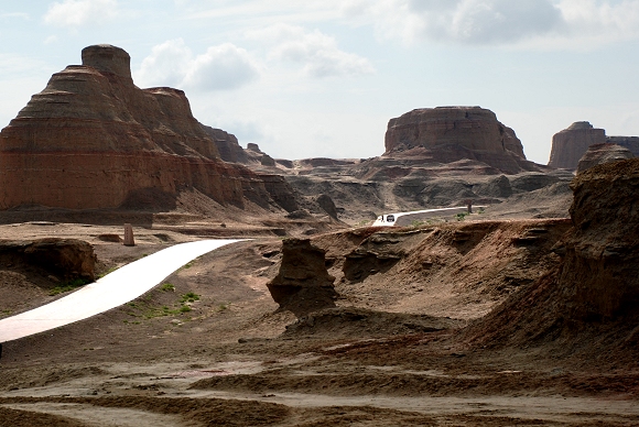 Urho-Geisterstadt mit Yardang-Landschaft