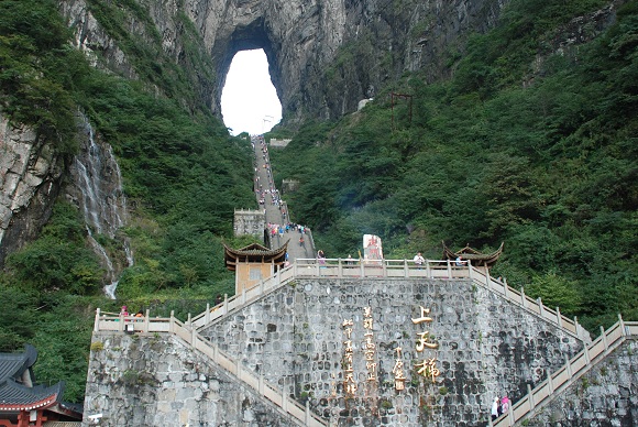 Himmelstor und Himmelstreppe im Tianmenshan-Nationalpark in Zhangjiajie Himmelstor und Himmelstreppe im Tianmenshan-Nationalpark in Zhangjiajie